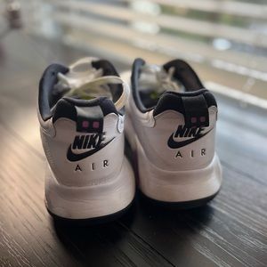 MOVING SALE:: Nike Max-200